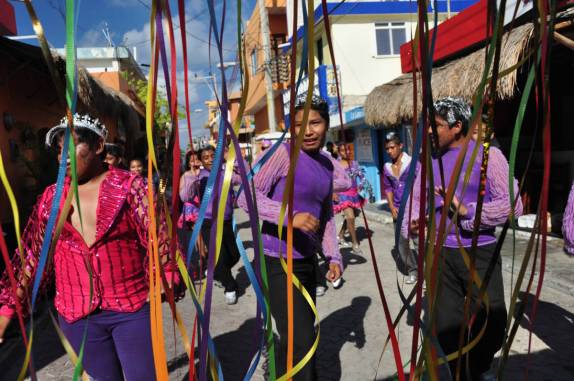 Celebrando o carnaval em Isla Mujeres, no litoral sul do México, do lado do Caribe